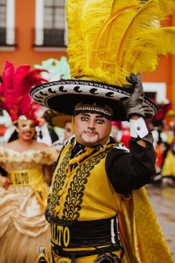 Huehues Meksika, Meksika karnaval sahne, bir geleneksel Meksika halk kostüm ve maske renk zengin dansçı