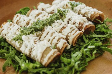 Taco dorados, börek de pollo, tavuk tako ve ev yapımı baharatlı Salsa Meksika Meksika yemeği