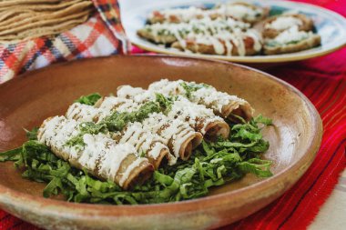 Taco dorados, börek de pollo, tavuk tako ve ev yapımı baharatlı Salsa Meksika Meksika yemeği