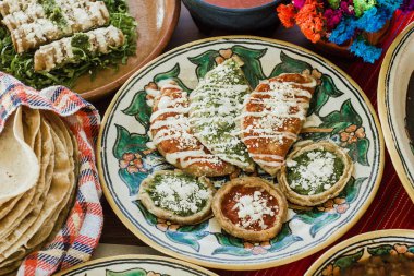 Sopes, Taco dorados ve börek de pollo, Meksika yemeği, Meksika baharatlı sos