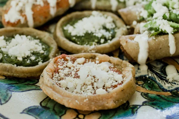 Sopes, comida mexicana picante en México —  Fotos de Stock