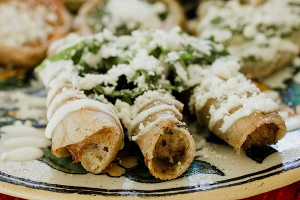 Tacos dorados, flautas de pollo, tacos de pollo y salsa picante Comida mexicana casera en México —  Fotos de Stock