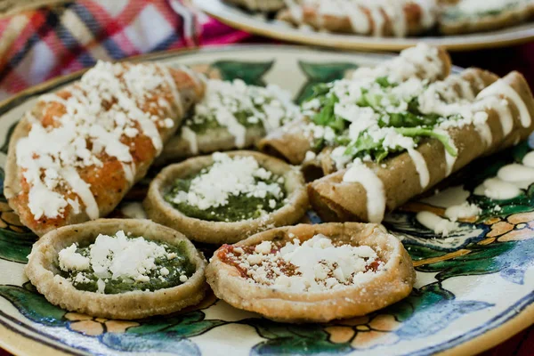 Sopes, tacos dorados y flautas de pollo, comida mexicana, salsa picante en México — Foto de Stock