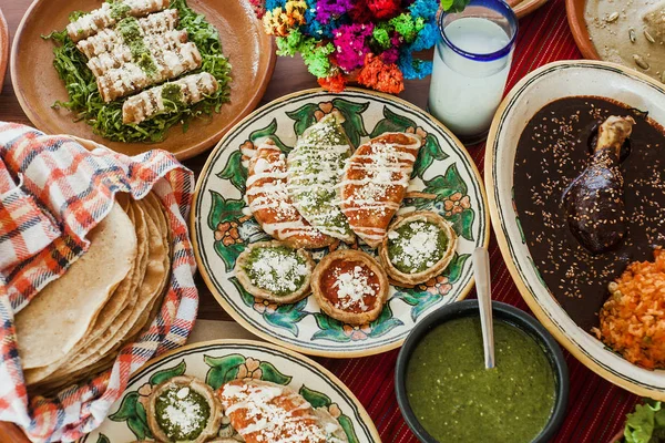 Сопы, тако дорадо и флаутас де полло, мексиканская еда, острый соус в Мексике — стоковое фото