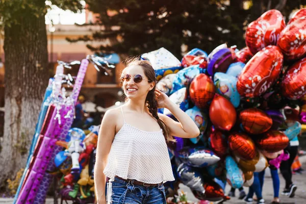 Gülen latin kız, Meksika'da bir sömürge şehirde yaz aylarında kadın genç açık — Stok fotoğraf