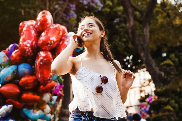 Gülen latin kız portre, Meksika'da bir sömürge şehirde akıllı telefon açık kadın genç — Stok fotoğraf