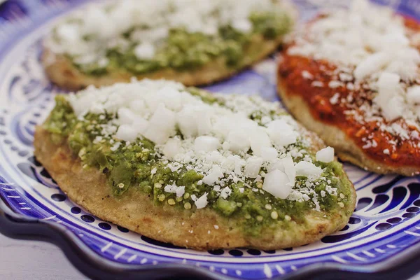 Tlacoyos mexicanos con salsa verde y roja, Comida tradicional en México —  Fotos de Stock