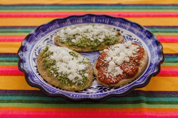 Tlacoyos mexicanos con salsa verde y roja, Comida tradicional en México —  Fotos de Stock