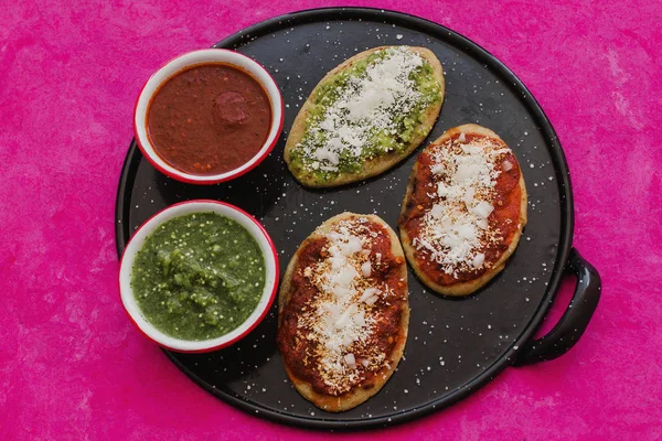 Tlacoyos mexicanos con salsa verde y roja, Comida tradicional en México — Foto de Stock