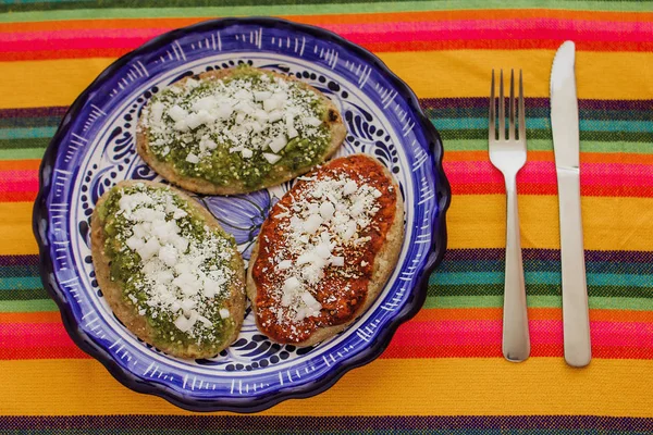 Tlacoyos mexicanos con salsa verde y roja, Comida tradicional en México —  Fotos de Stock