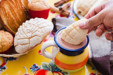 Meksika kahvaltıconcha ve çikolata, meksika tatlı ekmek ve atole içecek