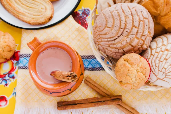 Atole de ciocolată, băuturi tradiționale mexicane și pâine, Fabricat cu scorțișoară și ciocolată în Mexic — Fotografie, imagine de stoc