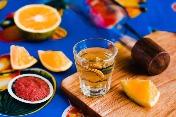 Mezcal Shot Con Sal Chile Gusano Agave Bebida Mexicana México — Foto de Stock