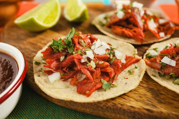 Tacos al lelkész, mexikói taco, utcai élelmiszer-Mexikóváros — Stock Fotó