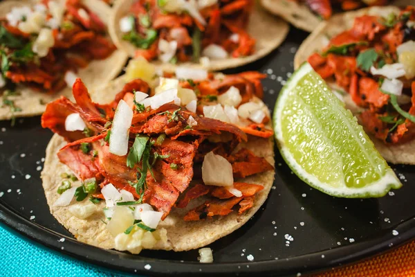 Tacos al pastor, taco mexicano, comida callejera en la ciudad de México —  Fotos de Stock