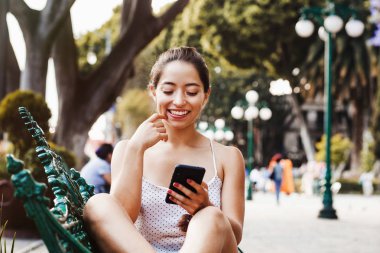 Latin Amerika'da cep telefonu kullanan mutlu Latin kadın, Meksika'da Meksikalı kız