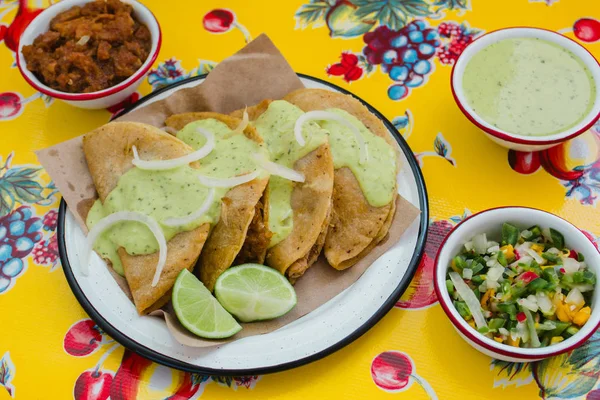 Tacos de canasta es comida tradicional mexicana en la ciudad de México —  Fotos de Stock