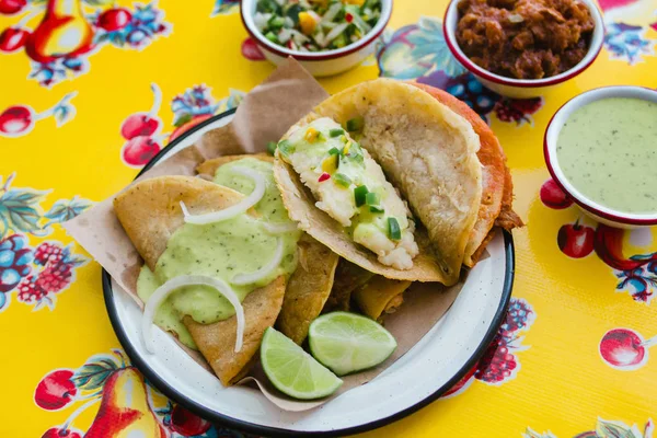 Tacos de canasta es comida tradicional mexicana en la ciudad de México — Foto de Stock