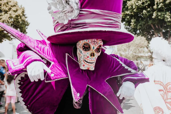 Totenkopf-Kostüm im mexikanischen Karneval in Mexiko-Stadt — Stockfoto