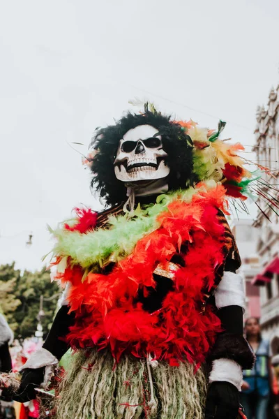 Disfraz de cabeza de calavera en carnaval mexicano en la ciudad de México —  Fotos de Stock