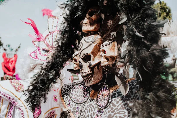 Czaszka głowa kostium w meksykańskim karnawał w Mexico City — Zdjęcie stockowe