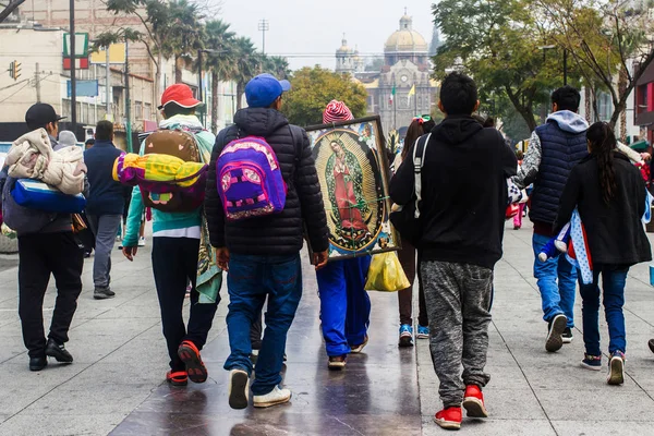 Peregrinos virgen de Guadalupe, Basílica de Nuestra Señora de Guadalupe Ciudad de México — Foto de Stock