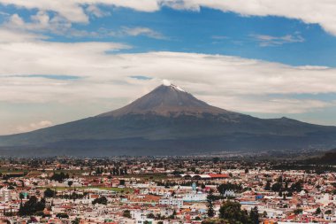 Popocatepetl Volkan ve Puebla Meksika Cholula şehir görünümü