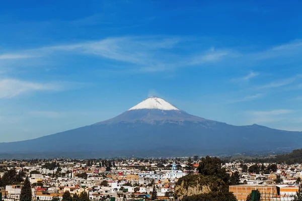 Vulcano Popocatepetl e vista della città di Cholula in Puebla Messico — Foto Stock