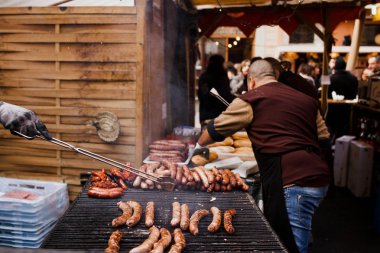 Izgarada ev yapımı sosisler. Sokak gıda festivali