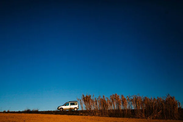 Auto am Rande einer einsamen Straße in einem ländlichen Land geparkt — Stockfoto