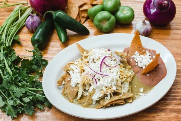 Chilaquiles verdes con pollo, comida mexicana, desayuno tradicional en México — Foto de Stock