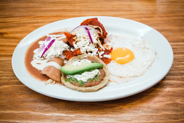 Micul dejun mexican, ouăle huevos, chilaquiles, sosuri și enfrijoladas în Mexic — Fotografie, imagine de stoc