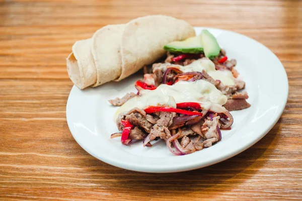 Comida Mexicana, Alambre se elabora con Carne de vacuno, cebolla, tocino, chile, queso y tortillas en México —  Fotos de Stock