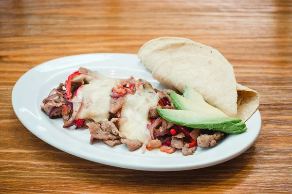 Comida Mexicana, Alambre se elabora con Carne de vacuno, cebolla, tocino, chile, queso y tortillas en México —  Fotos de Stock