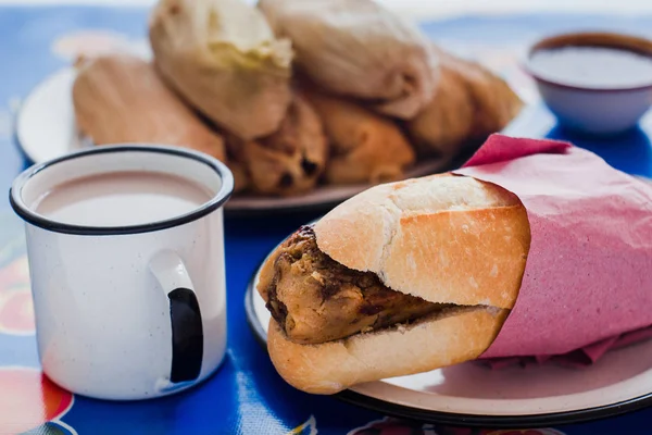 Torta de tamal, tamales mexicanos, comida mexicana en la ciudad de México —  Fotos de Stock