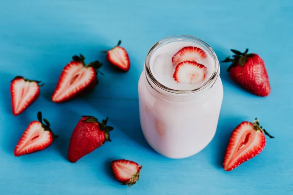 Strawberry milkshake in the glass jar blue vintage background — Stock Photo, Image