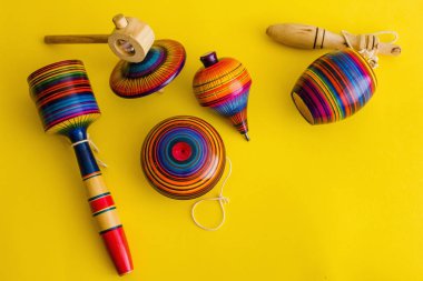 sarı bir arka plan üzerinde Meksika'da Ahşap, balero, yoyo ve trompo meksika oyuncaklar