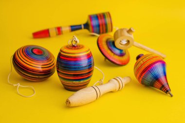 sarı bir arka plan üzerinde Meksika'da Ahşap, balero, yoyo ve trompo meksika oyuncaklar