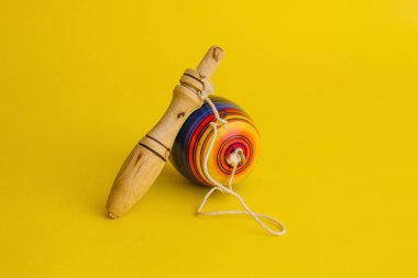 sarı bir arka plan üzerinde Meksika'da Ahşap, balero, yoyo ve trompo meksika oyuncaklar