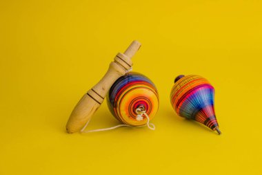 sarı bir arka plan üzerinde Meksika'da Ahşap, balero, yoyo ve trompo meksika oyuncaklar