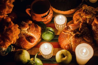 ofrenda Día de Muertos, Meksika günü ölü altar, bir teklif Meksika mumlar