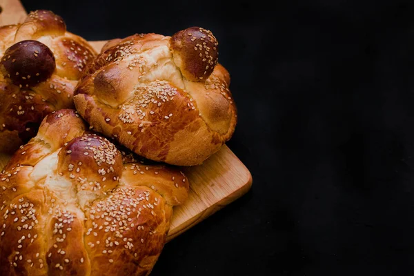 Pan de Muerto México, Pan dulce mexicano durante las fiestas del Día de los Muertos — Foto de Stock