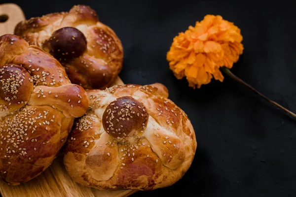 Pan de muerto Mexico, mexikanskt sött bröd under dagen av de döda festligheterna — Stockfoto