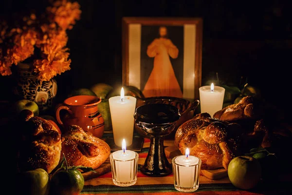Ofrenda da de Muertos, meksykański dzień zmarłego ołtarza, świece w ofercie Meksyku — Zdjęcie stockowe