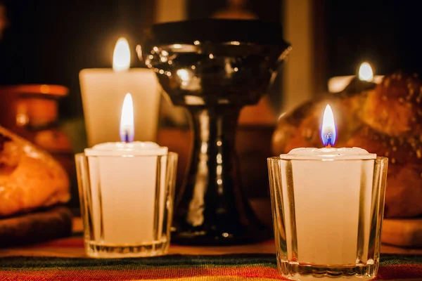 Ofrenda da de muertos, mexikanischer Tag des Totenaltars, Kerzen in einer Opfergabe Mexiko — Stockfoto