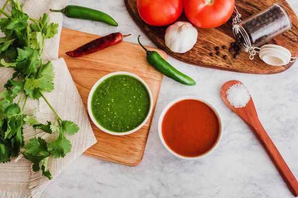 Мексиканский Сальсас красный и зеленый соус, острые острые блюда из чили и ингредиенты в Мексике — стоковое фото