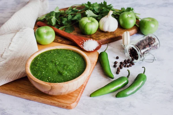 Salsa verde mexicana chili picante, comida picante e ingredientes en México —  Fotos de Stock