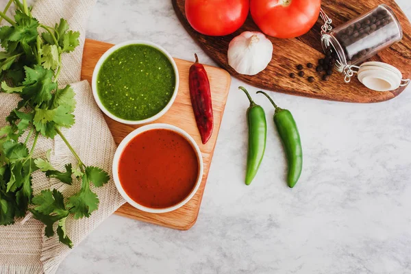Mexická salsas červená a zelená omáčka, kořeněná horká chili jídla a ingredience v Mexiku — Stock fotografie