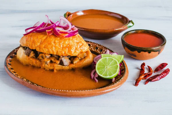 Tortas ahogadas, comida tradicional mexicana de Jalisco Guadalajara México, sándwich picante en salsa roja — Foto de Stock