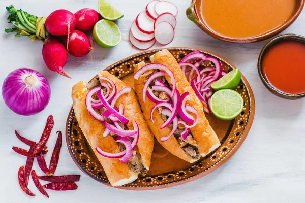 Tortas ahogadas, comida mexicana tradicional de Jalisco Guadalajara México, sanduíche picante em molho vermelho — Fotografia de Stock